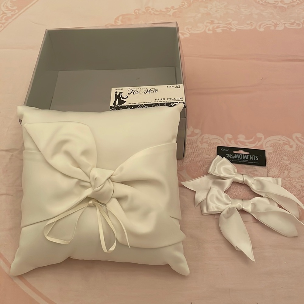 Pretty wedding rings pillow. All white with bow; including 2 white bows (mlb)